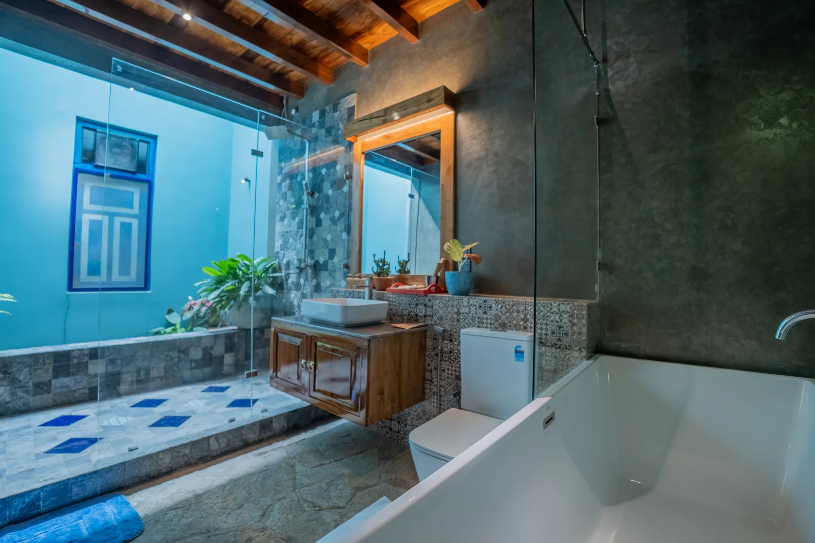 Madapatha hotel — Garden-facing bathroom