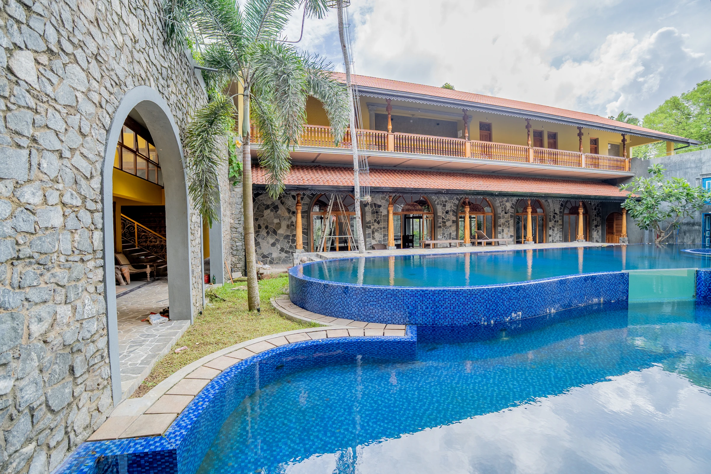 Madapatha hotel — Courtyard and pool